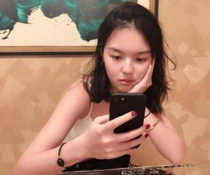 李咏17岁女儿法图麦晒自拍,穿着清凉秀身材,女神范儿