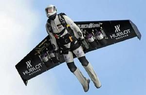 他的"翅膀"就是穿在他身上的喷气式飞行翼