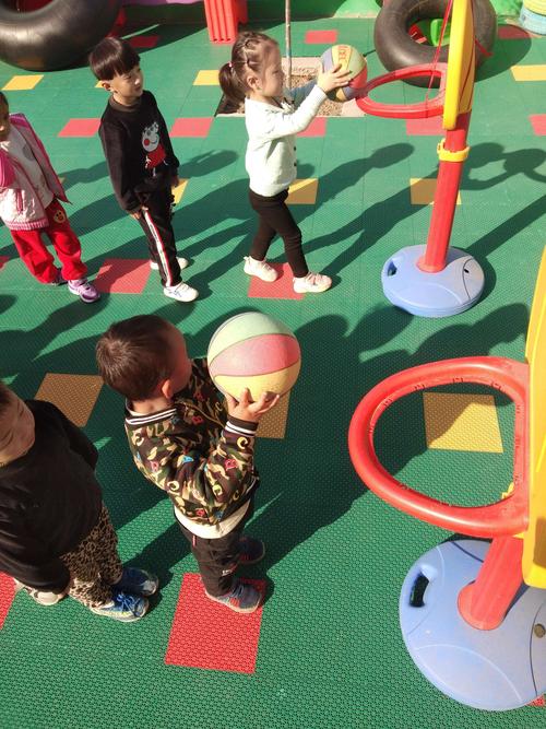 小一班活动游戏《投球》幼儿通过游戏可以很好的锻炼手臂肌肉和控制