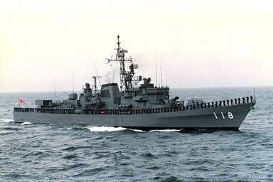 "峰云"级衍生自"山云"级驱逐舰,主要变革为搭载dash无人反潜直升机.