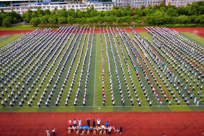 同学少年多奇志舞动青春飒爽姿阜阳五中成功举行第六届曙光初照广播操