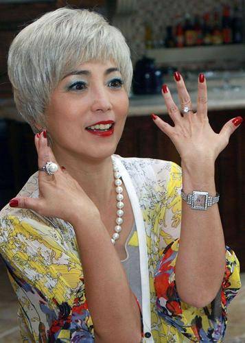 苑琼丹虽然化个老年妆,但看手还是挺嫩的,奶奶辈的年纪还挺时髦