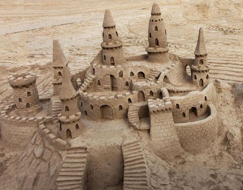 总是很喜欢在沙滩上堆各种各样的形状,虽然没有人家手巧能做出沙城堡