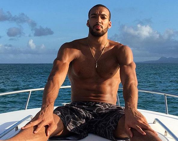 戈贝尔发布个人度假照片