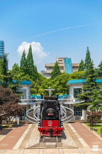 这里是中南大学铁道学院,从三辆"古董级"火车头认识它