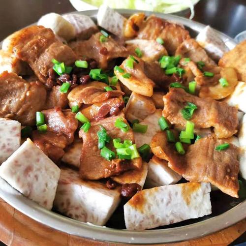 酱香五花肉蒸芋头软烂入味香而不腻