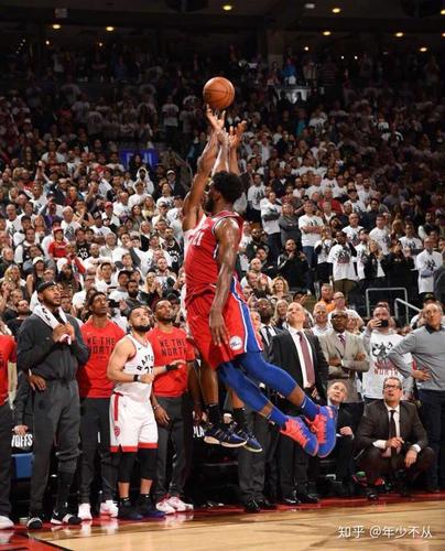 上前准备接球,西亚卡姆提上先给洛瑞做个掩护,同时莱昂纳德往弧顶移动