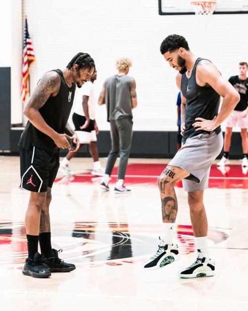 科比门徒!塔图姆身上再添一处文身,是一条黑色曼巴蛇