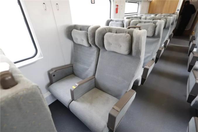 一等座车厢座椅 配有舒适的靠枕