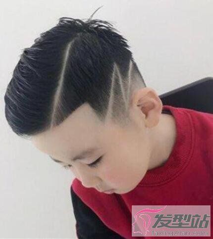 小男孩简单刻痕发型酷炫有个性从小就潮