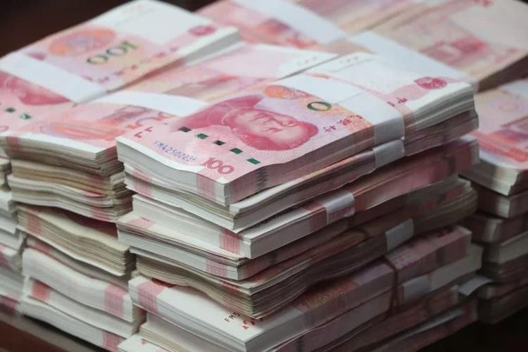 先来看哈这张照片~ 会议现场大把大把的钞票 一摞一摞的摆起 这是在