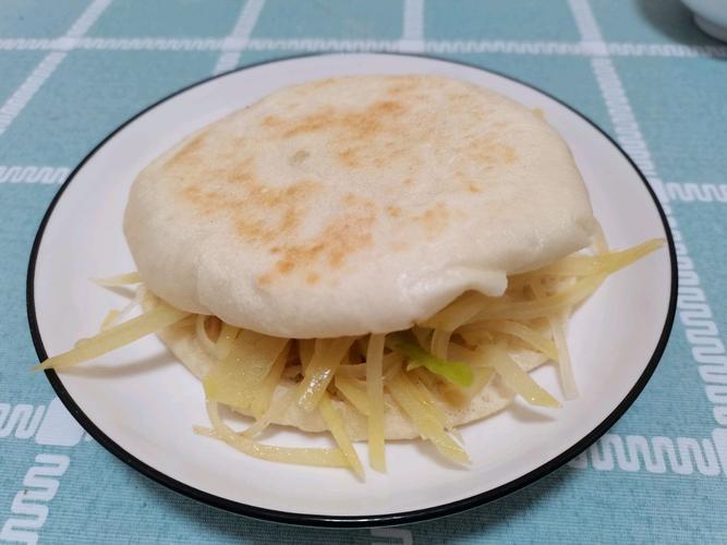 切开一个口子,加入土豆丝或者自己喜欢其他菜