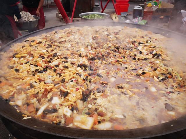 洛阳伏牛山深处的一村子,用大锅炖菜免费招待数千客人