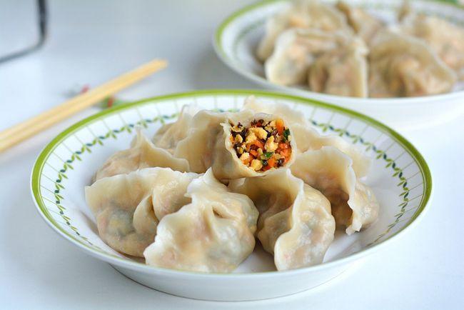 素三鲜,食材一般都少不了鸡蛋,其它的如韭菜,虾皮,虾仁,胡萝卜,木耳等