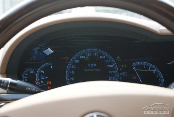奔驰s400仪表盘实拍奔驰s400奔驰柔软的座椅,多仿形动态座椅对于各个