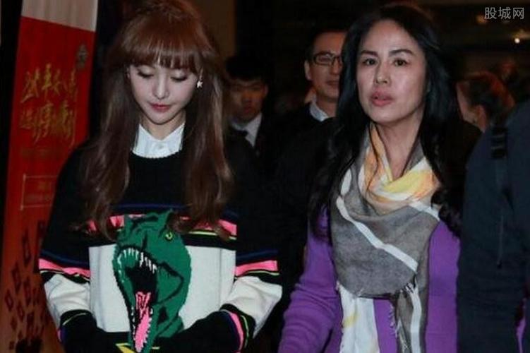 正文 在1月24日郑爽妈妈曝光,爽爸甜蜜表达爱意在微博晒出了郑爽妈妈