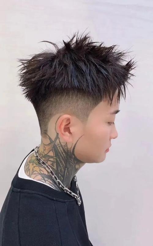 潮流男士可以把顶去抓出凌乱的效果,更有视觉冲击力.