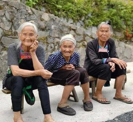 步行在弯弯曲曲的小巷,登上一个接一个的石头堆砌的台阶,看年代久远的