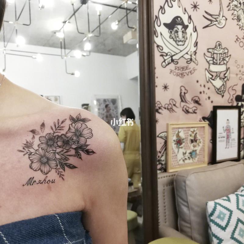 美丽的素花刺青