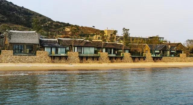 北依高山,   南面黄海,   怀抱海阳虎头湾,   绝佳的自然环境与