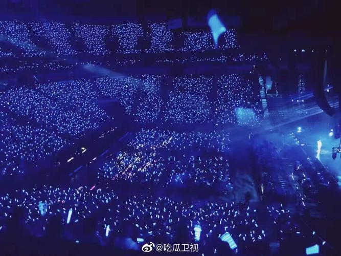 王俊凯演唱会现场灯光控制变换了四种应援色
