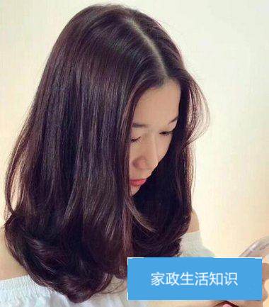 中分内扣梨花头发型,将眼尾的秀发梳成两侧对称性的实际效果,烫发的