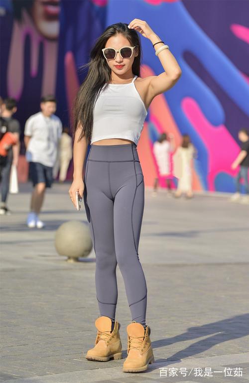 街拍:紧身裤美女,曲线完美,凹凸有致,让人心仪不已!