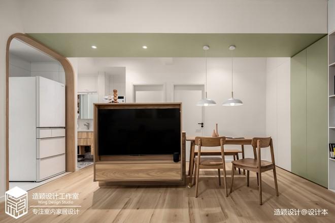 半高的电视柜作为客厅与功能区之间的隔断,与餐厅相连,空间利用巧妙.