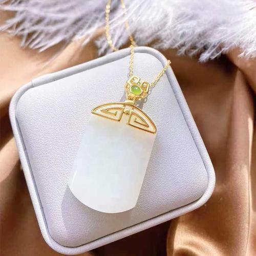 和田玉平平安牌银鎏金仿古扣头点缀碧玉镶嵌颈饰