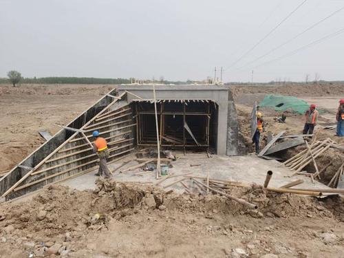 过水箱涵八字墙模板支立 2. 郊区段