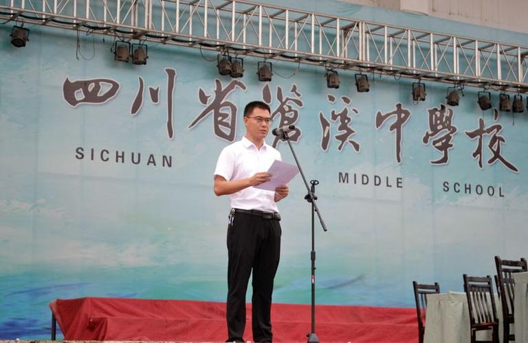 德育处副主任唐小军就军训日程,作息时间,连队划分,训练任务作了具体