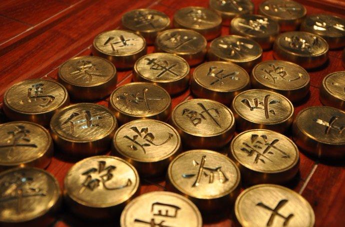 金城艺术工作室李金城先生雕刻的润堂专用铜象棋