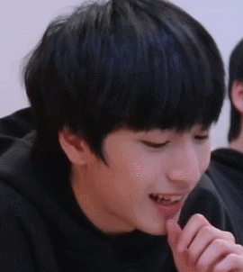 动图系列 严浩翔|小熊真的好适合怼脸拍