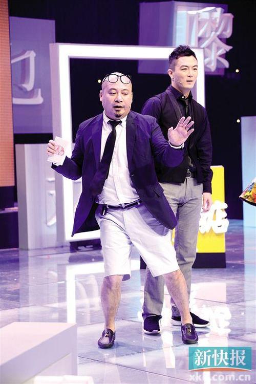 主持人何浩鹏现场舞动