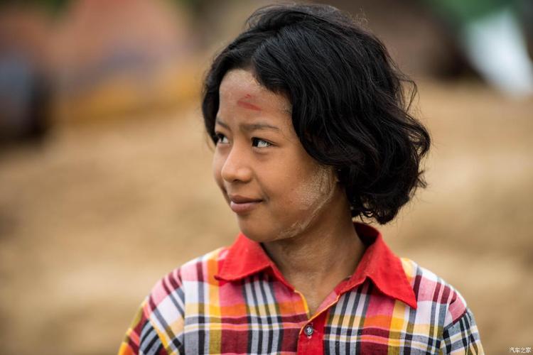 做陶制小玩具的女孩,自制自卖,穷人的孩子早当家啊