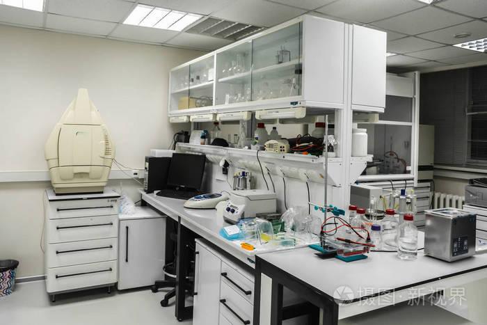 现代生物实验室房间的内部配备了科学研究设备