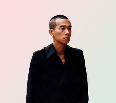 求把这张图的陈小春单独隔出来 我拿来做图像. 把背景