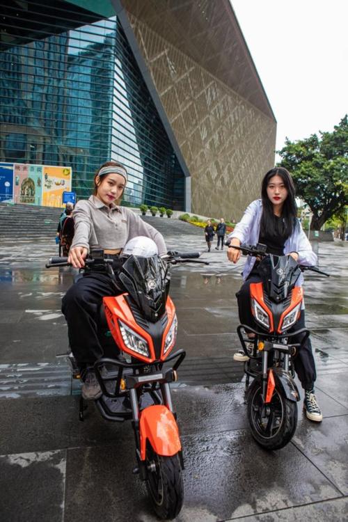 (图注:爱玛极客x100)不土气,行走在年轻时尚的路上当今社会,颜值也是