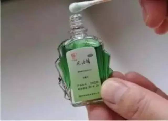 还有少数人对风油精过敏,涂搽后会出现皮疹瘙痒,并形成色素沉着