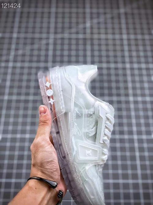 lv透明男鞋控 trainer透明变色龙运动鞋,新品幻彩透明