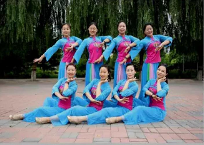 广场舞美女造型图片