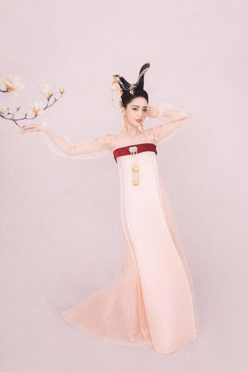 简介:佟丽娅优雅汉服宫装写真图片,分享一组佟丽娅图片给大家,图中的