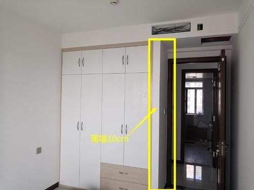 发现左邻右舍两户的装修项目各有特色,东户家屋主卧室衣柜侧面墙没有