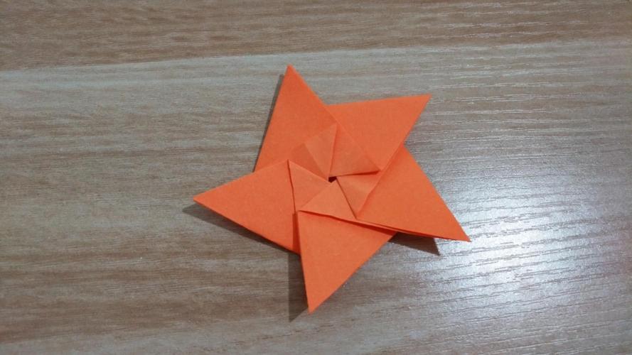 1张纸也可以折出这么漂亮的星星,做法很简单