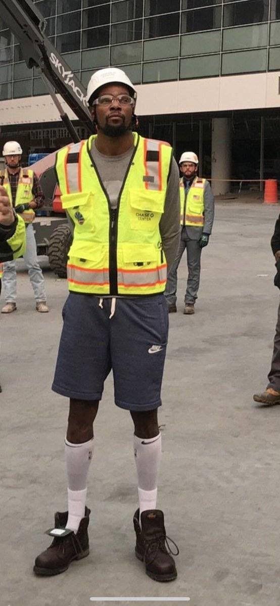 杜兰特化身包工头视察勇士新球馆建设,但杜工这身装扮真是无敌