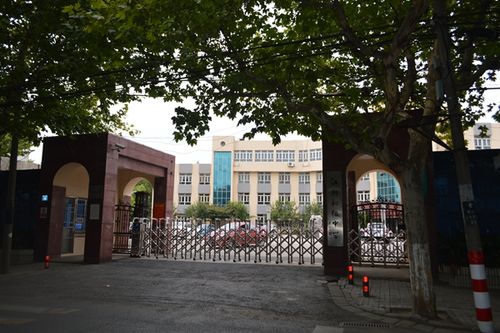 (江阴初级中学实景图)