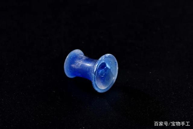 漂亮的"一耳三钳"耳环,不过是男权社会的一个缩影