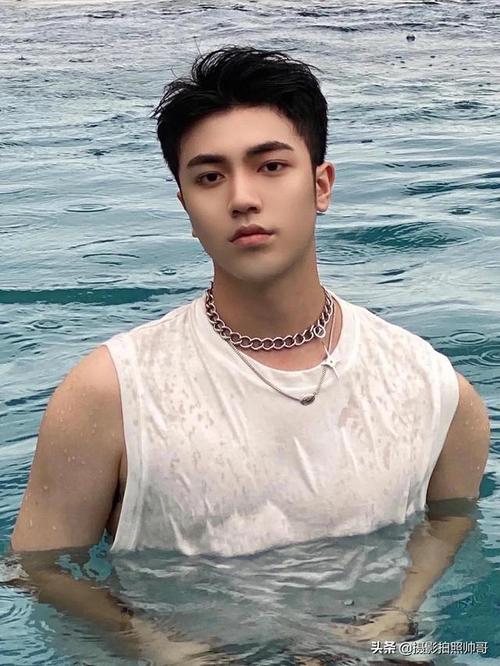 雨天在池中拍出ins十足的帅哥照片