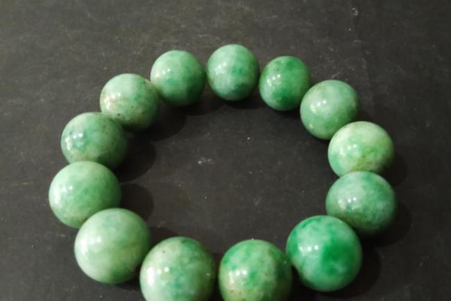 如果要收藏翡翠手串那么就要选品质高的各方面表现优秀的