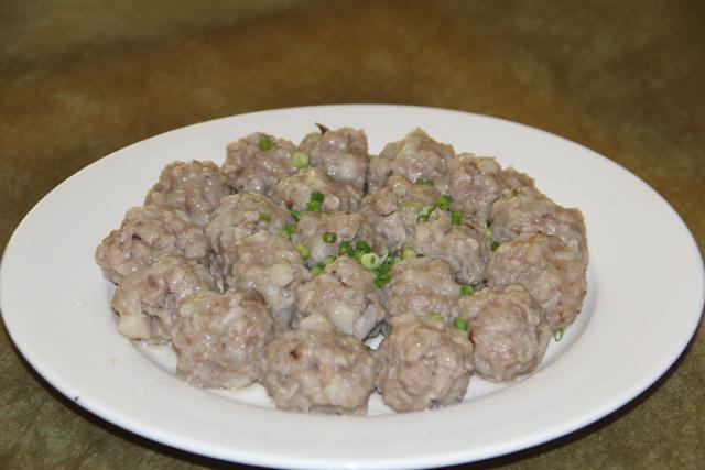 客家肉丸虽然说是客家极具特色的美食,但不同地区的客家人做客家肉丸